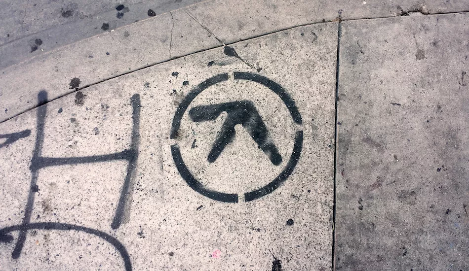 Illustration pour Aphex Twin publie deux versions inédites de « Avril 14th »