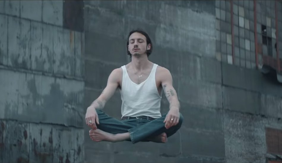 Illustration pour A voir&nbsp;: « Malade », le nouveau clip de Roméo Elvis