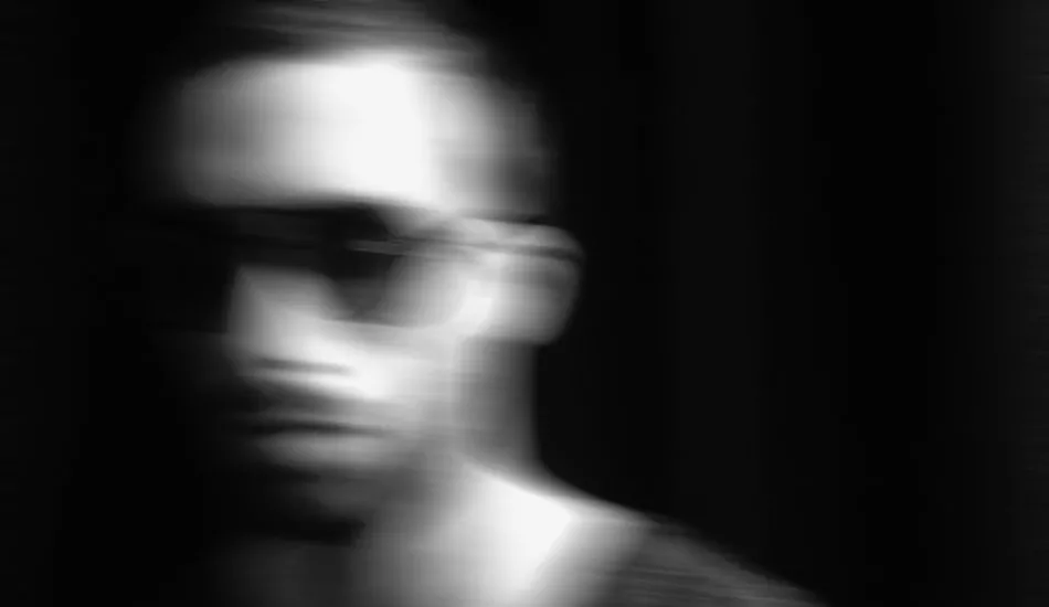 Illustration pour Marla Singer accusé de vols et menaces envers des femmes, il se défend partiellement