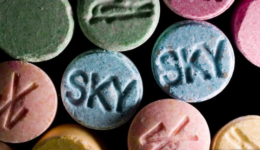 Illustration pour Consommation accrue d&rsquo;ecstasy en Amérique latine&nbsp;: l&rsquo;ONU accuse les musiques électroniques