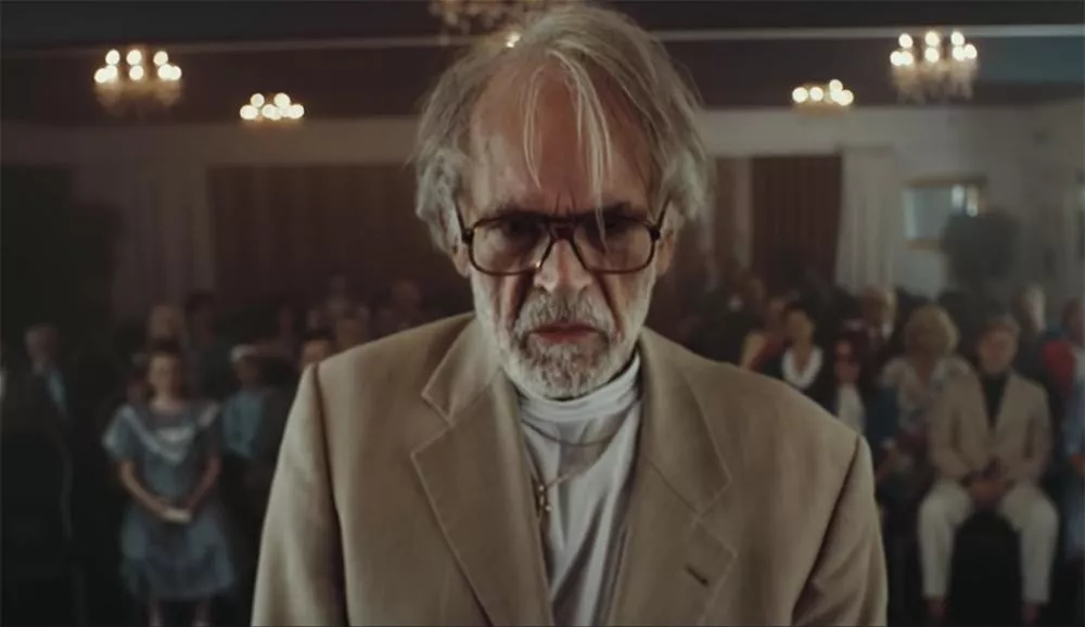 Illustration pour Un télévangéliste fou dans le clip choc du producteur techno Simon Littauer