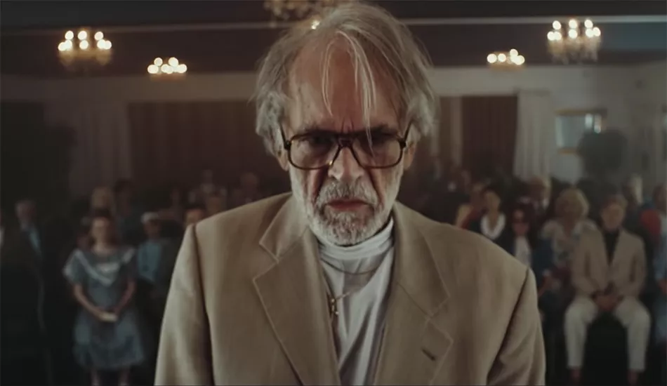 Illustration pour Un télévangéliste fou dans le clip choc du producteur techno Simon Littauer