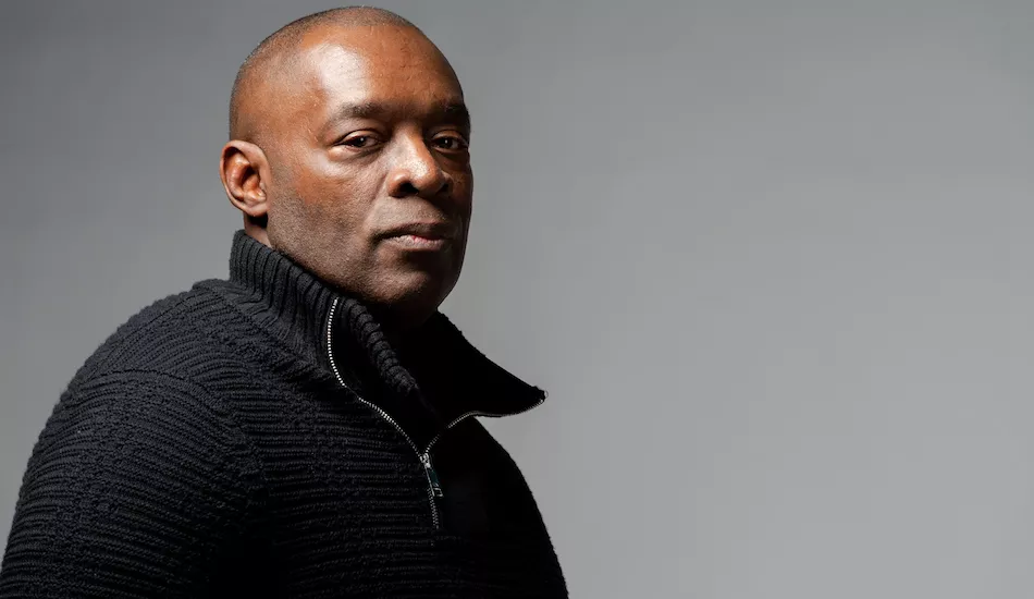 Illustration pour Le pionnier de la techno Kevin Saunderson met l&rsquo;ambiance lors d&rsquo;un match de NBA