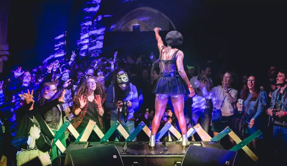 Illustration pour Les Noces Félines&nbsp;: le carnaval électronique des chats globe-trotters