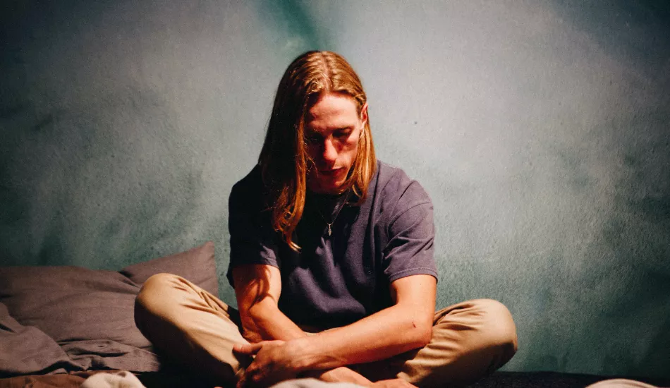 Illustration pour Concours&nbsp;: 2 vinyles dédicacés de « Out of Sight », le premier album de Chelou à gagner