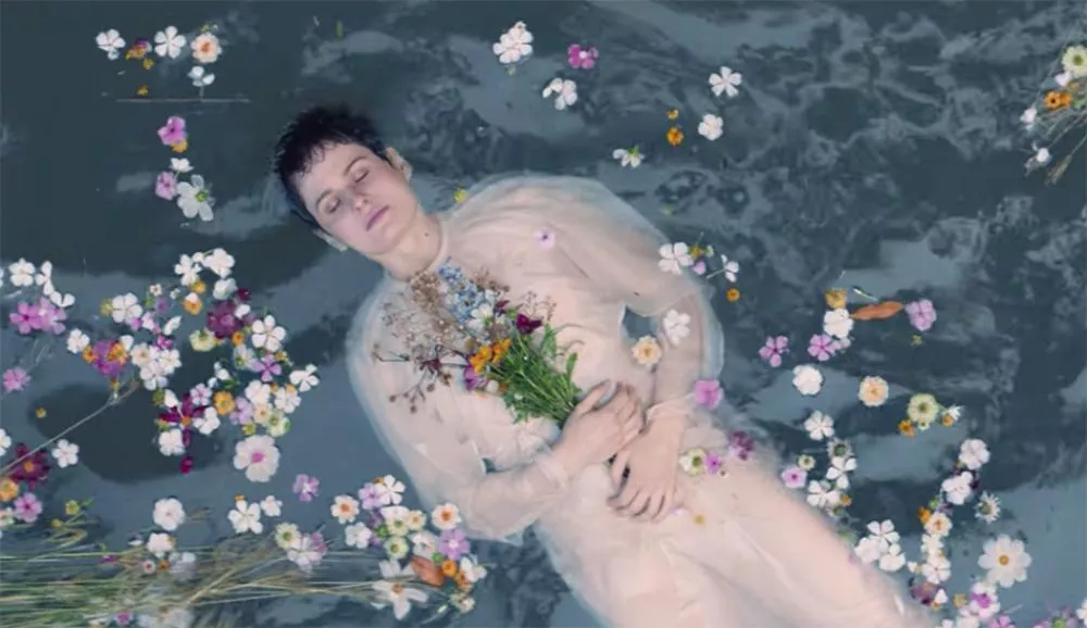 Illustration pour À voir&nbsp;: « Comme si », le nouveau clip forestier de Christine and the Queens