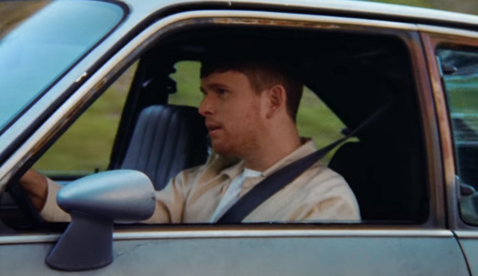 Illustration pour Le duo James Blake et Rosalía réuni dans le clip de « Barefoot In The Park »