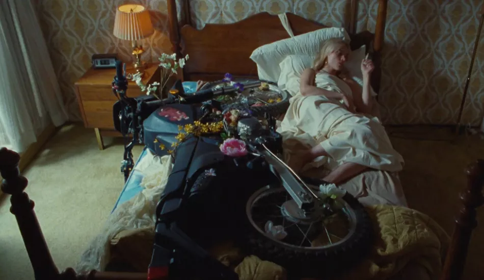 Illustration pour Tsugi Daily&nbsp;: Lolo Zouaï joue avec le feu dans le clip de « Ride »