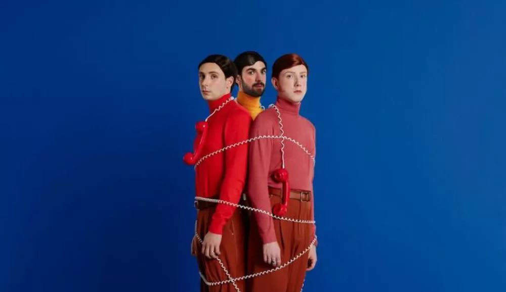 Illustration pour Two Door Cinema Club dévoile un nouveau single et envoie son album dans l&rsquo;espace