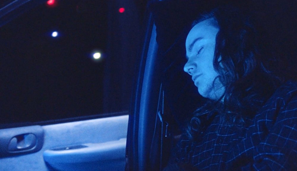 Illustration pour A voir&nbsp;: « Deadline », le nouveau clip tout en néon de Flavien Berger