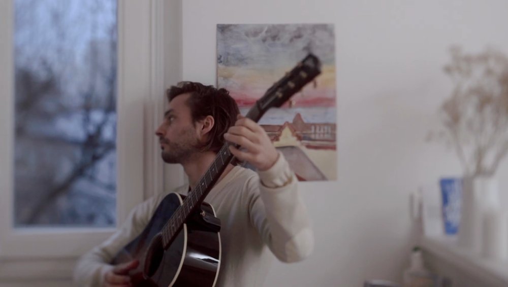 Illustration pour Exclu&nbsp;: Frànçois Atlas transforme les rêves en réalité dans le clip de « Parfum Exotique »