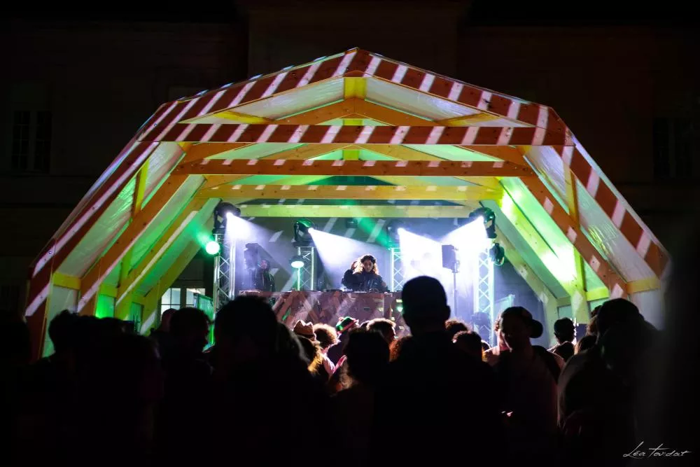 Illustration pour Les insolantes