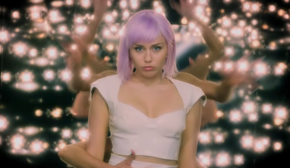 Illustration pour Netflix fait jouer Miley Cyrus dans la saison 5 de Black Mirror