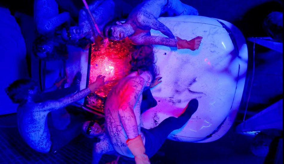 Illustration pour A voir&nbsp;: King Gizzard &#038; The Lizard Wizard détruit une voiture dans le clip d' »Organ Farmer »