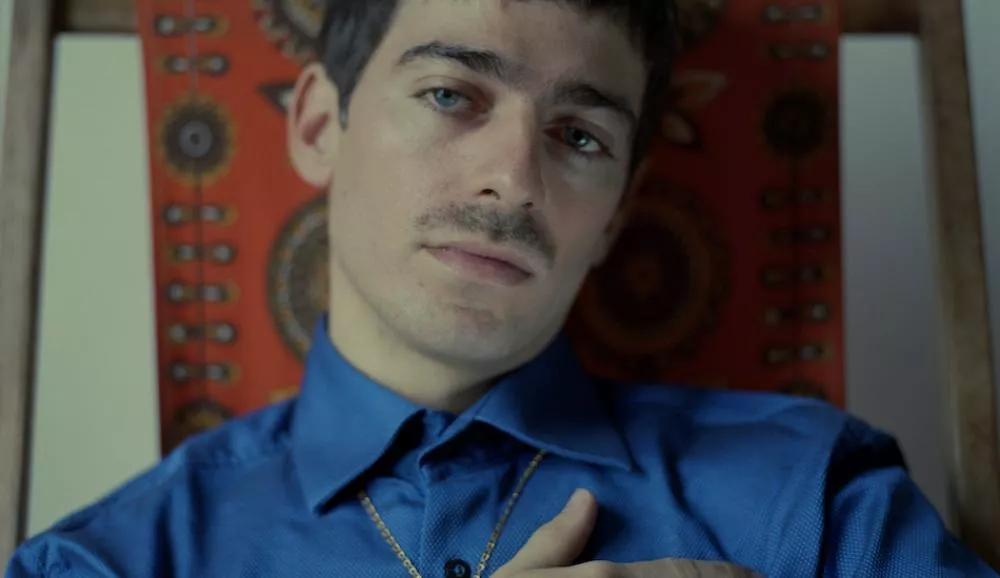 Illustration pour En écoute&nbsp;: Johan Papaconstantino signe une reprise estivale des « Mots Bleus » de Christophe