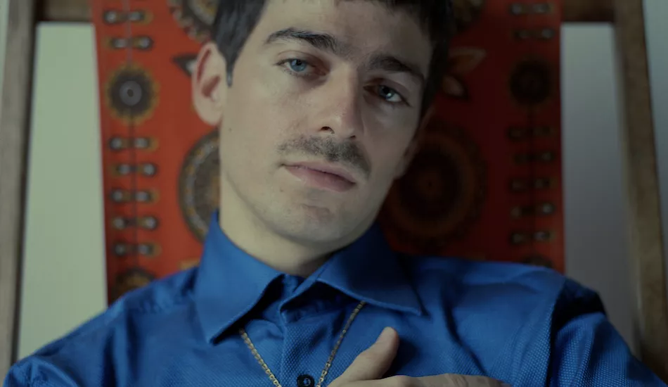 Illustration pour En écoute&nbsp;: Johan Papaconstantino signe une reprise estivale des « Mots Bleus » de Christophe