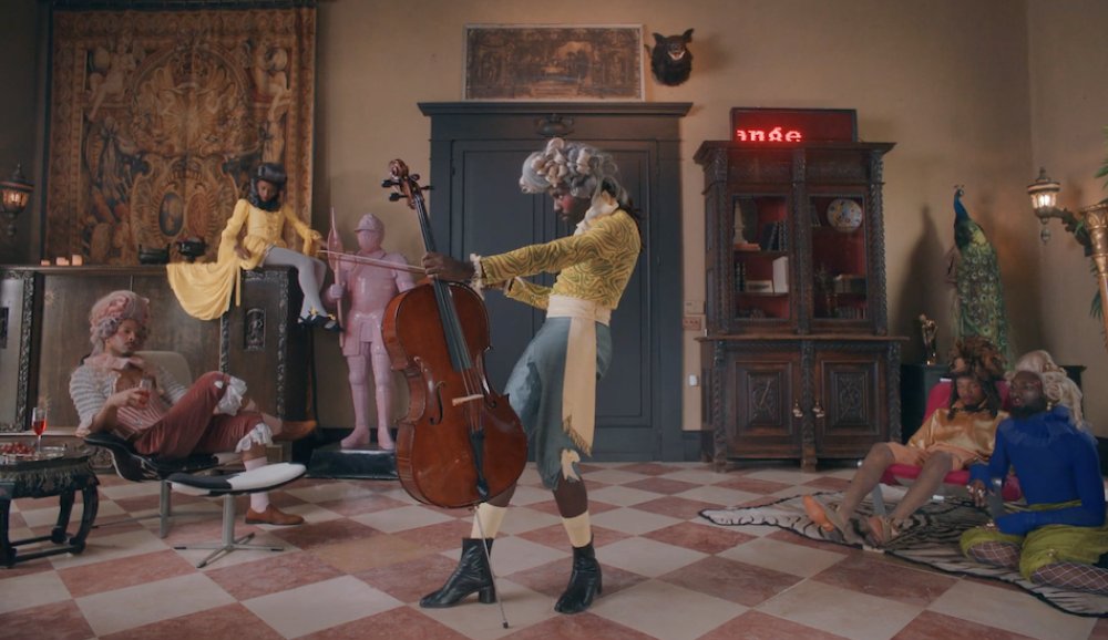 Illustration pour À voir&nbsp;: Blood Orange revient avec le clip rococo de « Benzo »