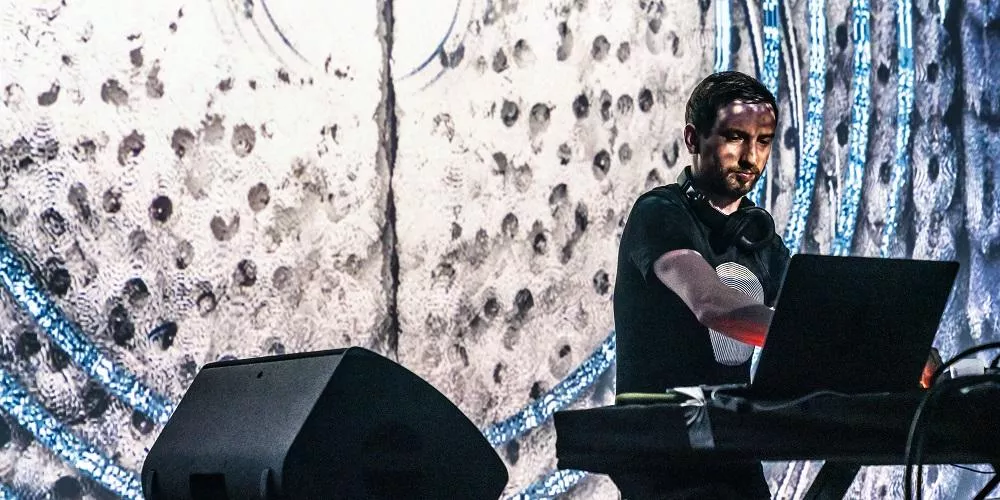 Illustration pour Max Cooper livre un nouvel album electronica sur le thème de la technologie