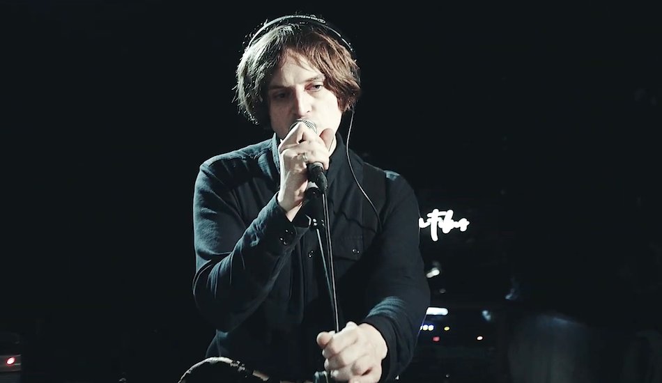 Illustration pour TOY interprète un extrait de leur dernier album lors d&rsquo;une session live explosive