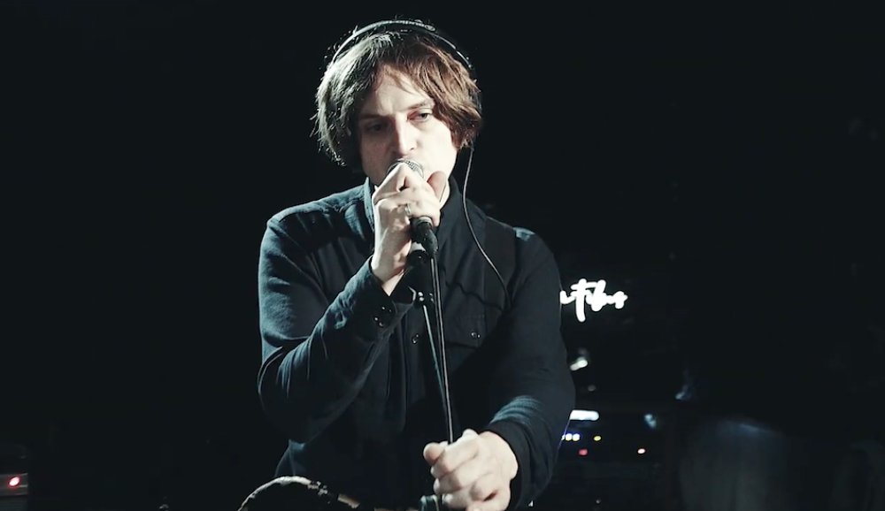 Illustration pour TOY interprète un extrait de leur dernier album lors d&rsquo;une session live explosive