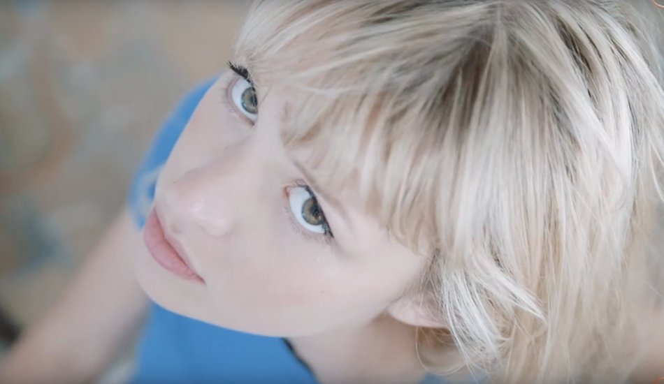 Illustration pour Retour en enfance pour Angèle, avec le clip de « Flou »