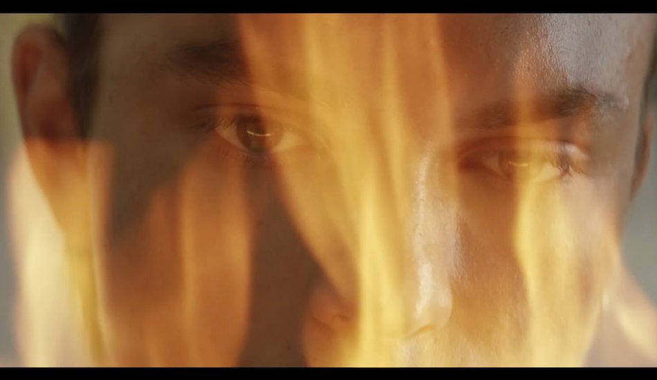 Illustration pour Arthur Ely en pleine introspection dans son nouveau titre clipé