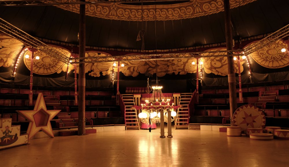 Illustration pour Madame Loyal débarque en ville avec son cirque et ses DJs house