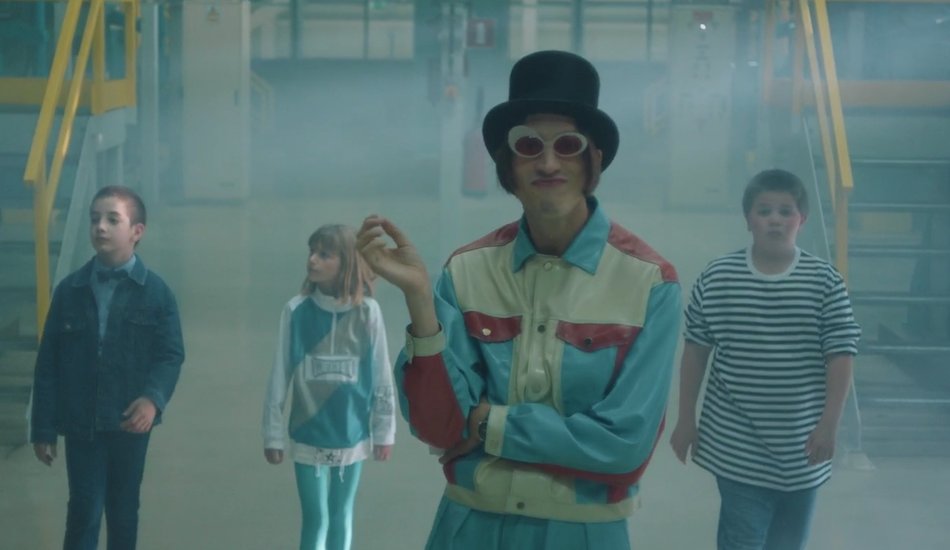 Illustration pour Roméo Elvis en Willy Wonka dans le clip de « Chocolat »
