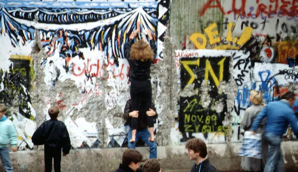 Illustration pour Tsugi Daily&nbsp;: des collectifs européens vont prendre d&rsquo;assaut 27 clubs berlinois pour célébrer les 30 ans de la chute du mur