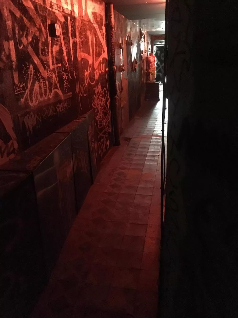 Illustration pour Accés par le couloir du bar