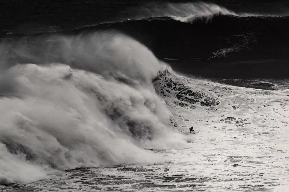 Illustration pour Molécule &#8211; Nazaré ©Goledzinowski