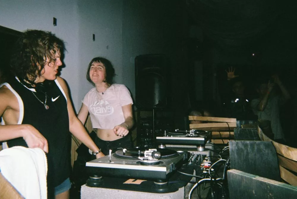 Illustration pour Tous les conseils et tricks de DJ d&rsquo;Eris Drew et Octo Octa traduits en français