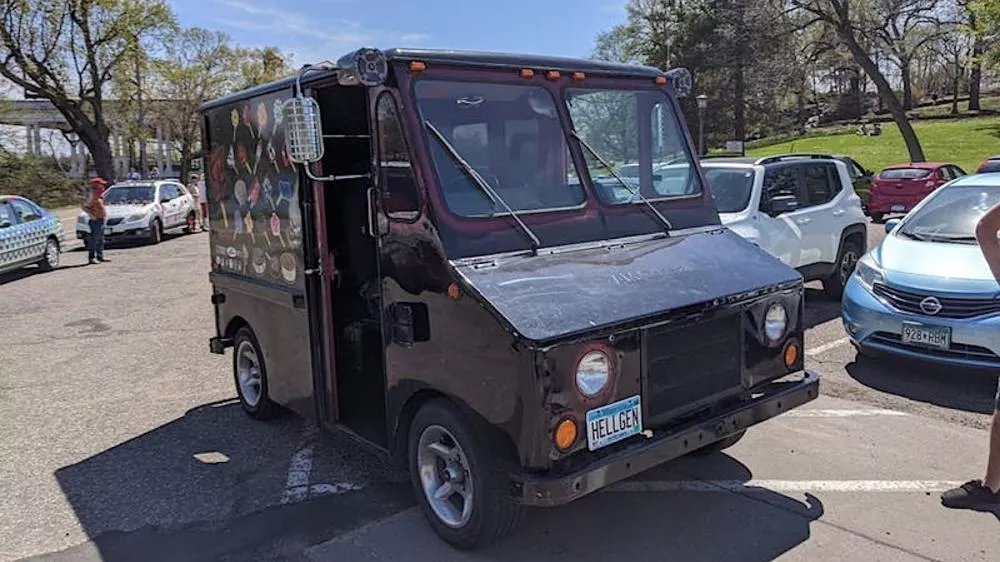 Illustration pour Aux États-Unis, un camion de glaces effraye les passants avec du heavy metal