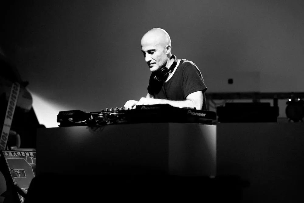 Illustration pour Boombass aux platines