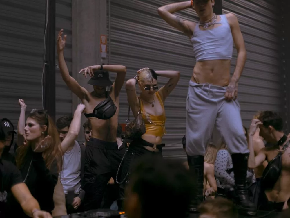 Illustration pour Dans une étude, l&rsquo;inquiétant impact du COVID-19 sur les clubs, bars et festivals