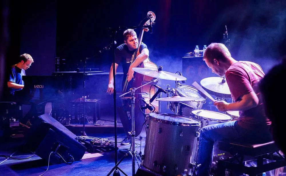 Illustration pour Inter[re]view&nbsp;: GoGo Penguin fusionne jazz et machines avec brio