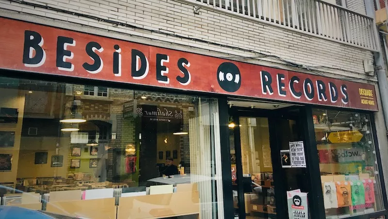 Illustration pour Besides