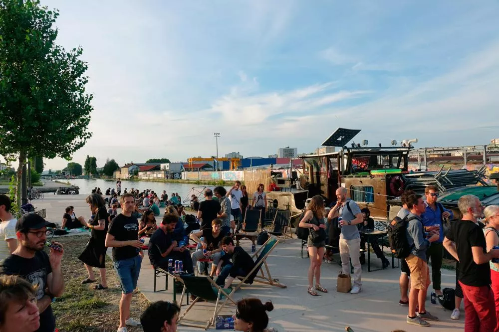 Illustration pour Cette semaine, le club La Station se transforme en péniche