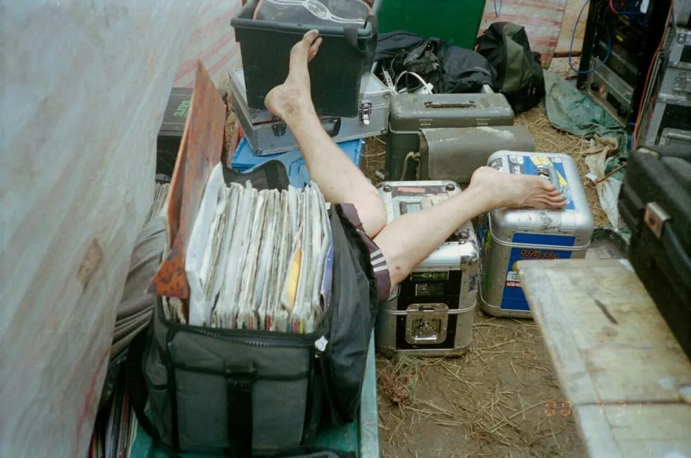 Illustration pour 1990-2000&nbsp;: 10 ans de free-parties et de raves dans un livre-photo