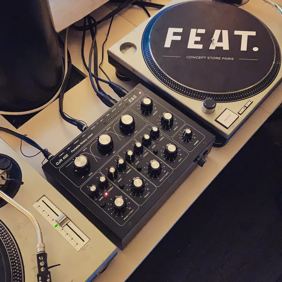 Illustration pour FEAT.