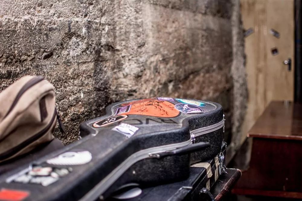 Illustration pour Bretagne&nbsp;: transporter un instrument de musique est-il vraiment interdit ?