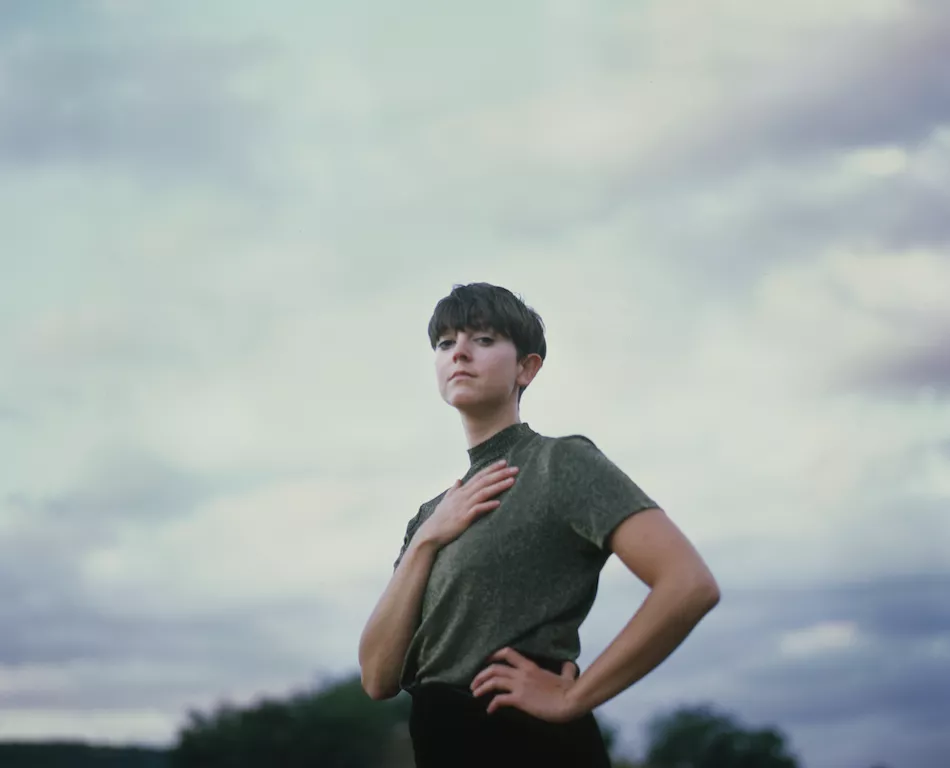 Illustration pour La pop nostalgique de la révélation KCIDY se dévoile dans un nouveau clip