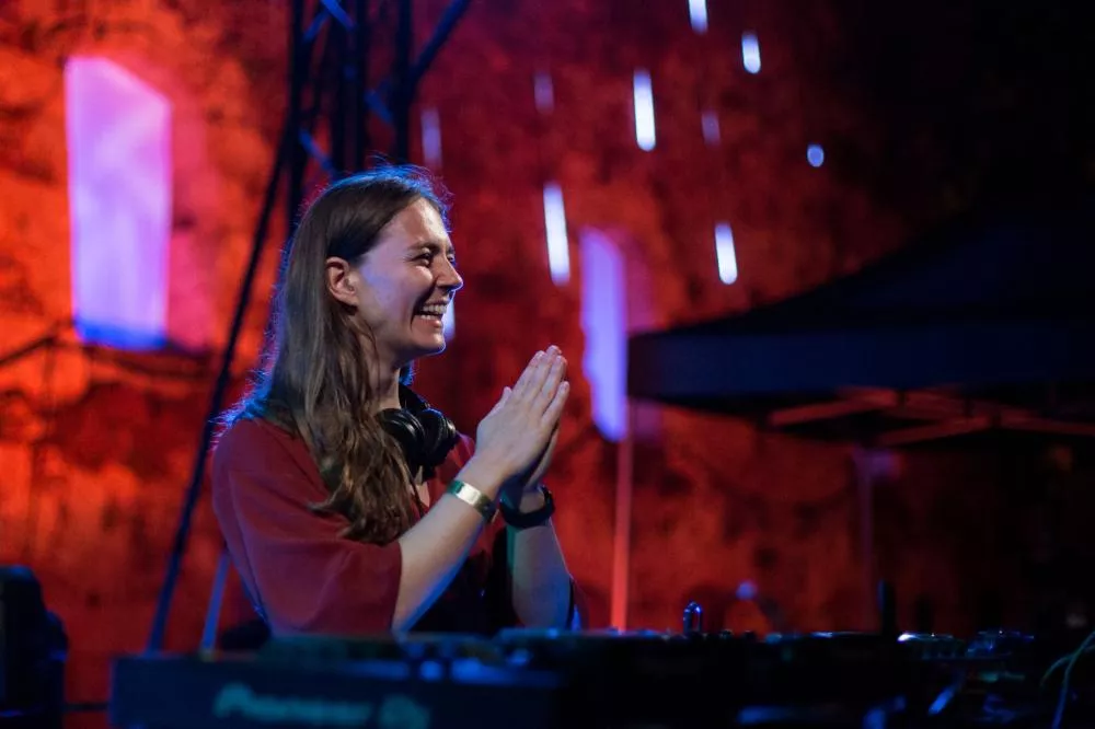 Illustration pour 17.07 &#8211; Clap de fin d&rsquo;En Attendant la Rave avec la hollandaise Nicky Elisabeth &#8211; Morganographe