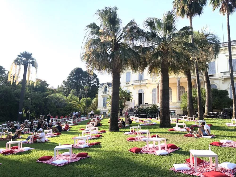 Illustration pour Cannes-Villa-Plages-