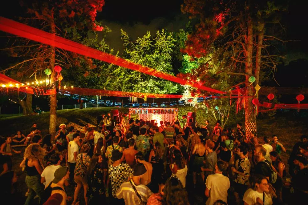 Illustration pour PeacockSociety21_Geoffrey_Hubbel_2021-09-05_21-24-14_GEO_5096