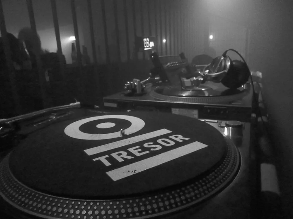 Illustration pour 1024px-Tresor_Nightclub_Berlin_DJ_Gear_Slipmat_BW