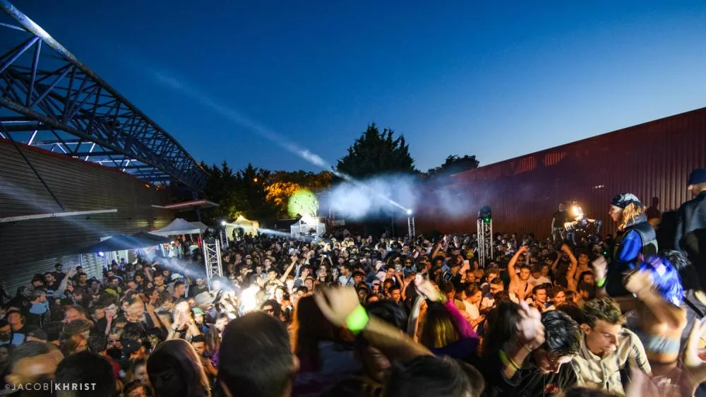 Illustration pour 091121-oSHO-sTAINS-JK-2-3875