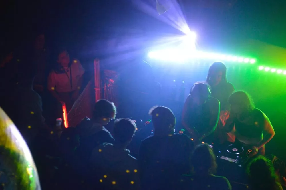 Illustration pour Ces collectifs de DJs féminins entendent bien établir la parité dans les clubs