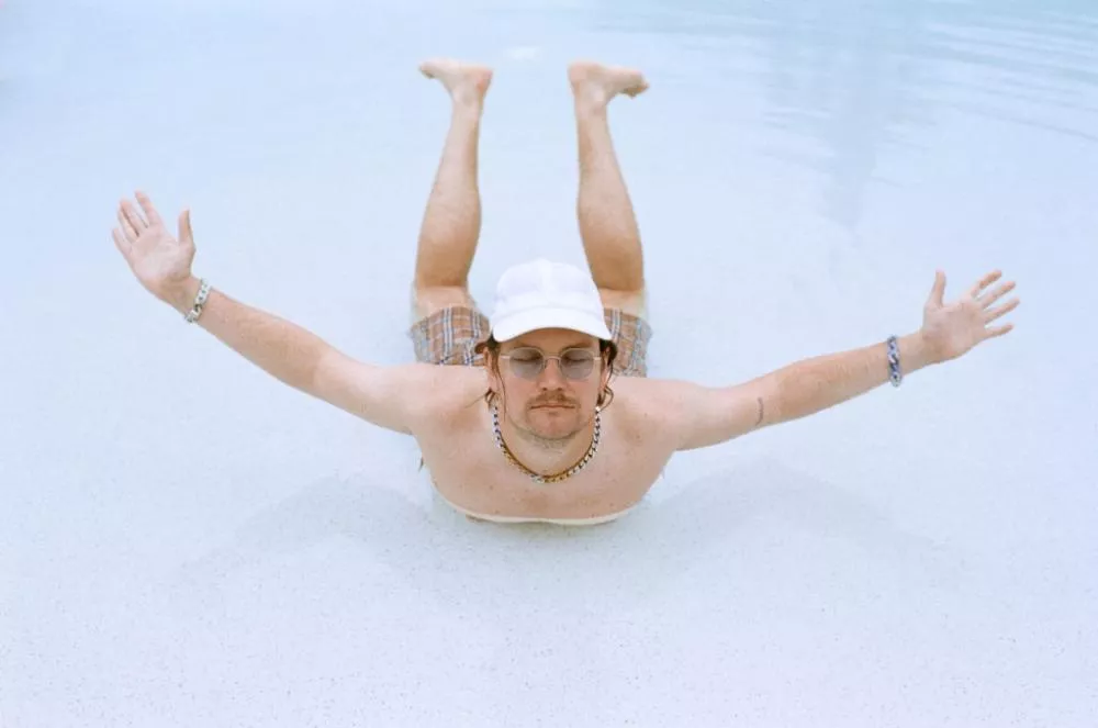 Illustration pour C&rsquo;est déjà le printemps avec ce clip de « The Sun » de Myd