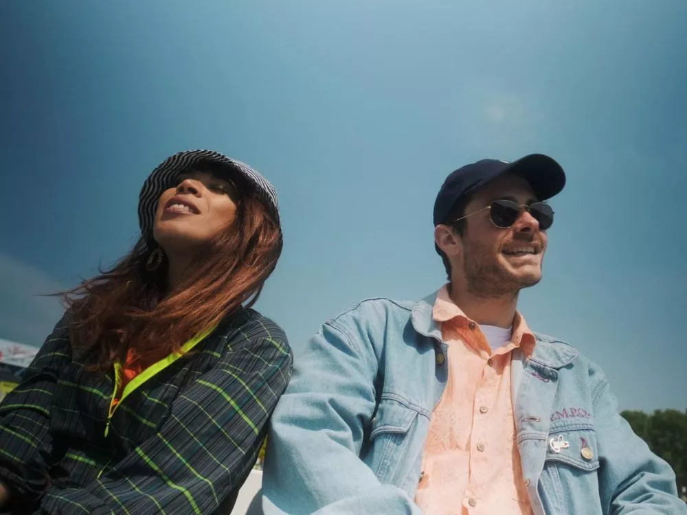 Illustration pour Premiere&nbsp;: cap sur le groove pour Kazam et Flavia Coelho dans le clip de « Misterio »